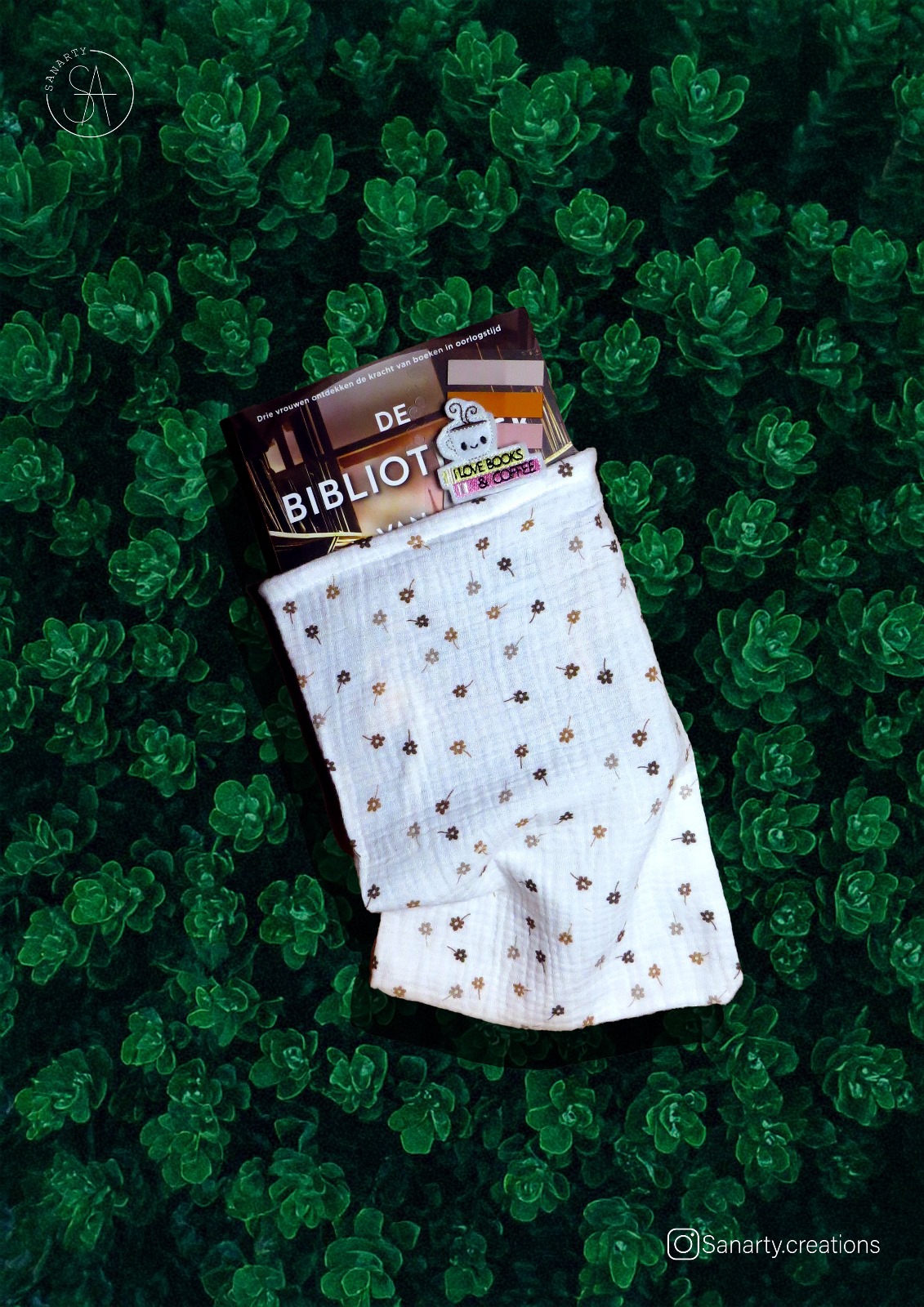 Booksleeve white with flowers
